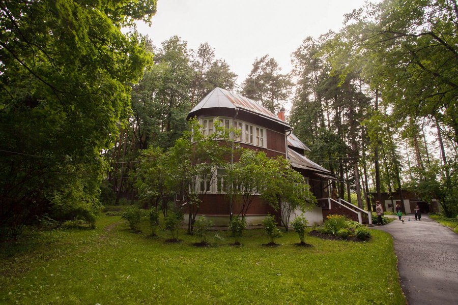 Писательский городок. Переделкино писательский поселок. Переделкино Пастернак. Дом-музей Пастернака в Переделкино. Дача Пастернака в Переделкино.