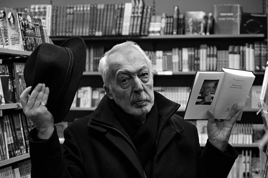 литературные иллюстрации. иван васильевич белов писатель. хавьер мариас siraharutyunner. современные стоящие писатели. владимир георгиевич сорокин.