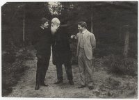 М. Горький, В.В. Стасов, И.Е. Репин на аллее Пушкина в усадьбе «Пенаты». Фотография. Финляндия, Куоккала. 18 августа 1904