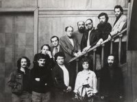 Выступление клуба «Поэзия». 1980-е Верхний ряд справа налево: Евгений Бунимович, Марк Шатуновский, Дмитрий Александрович Пригов, Евгений Попов, Александр Лаврин, Владимир Друк, Владимир Салимон. Нижний ряд слева направо: Виктор Коркия, Игорь Иртеньев, Але