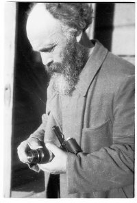 Портрет Пришвина с камерой. 1930-е гг.