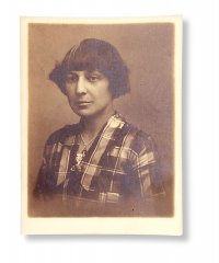 Марина Цветаева. Фото для паспорта. 1924. Государственный литературныймузей