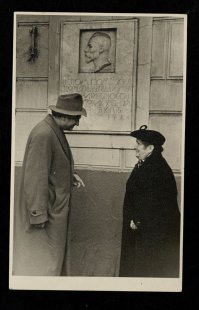[Н.А. Павлюк] и И.М. Брюсова возле мемориальной доски на Доме Брюсова. 1950-е. ГМИРЛИ