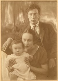 Женя, Евгения и Борис Пастернак. Фотография М. Наппельбаума. Петроград. 1924
