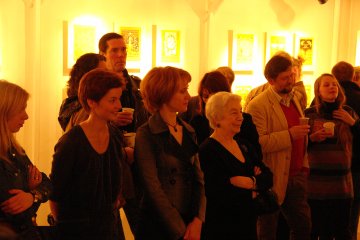 Е.Д. Михайлова (в центре) на вернисаже