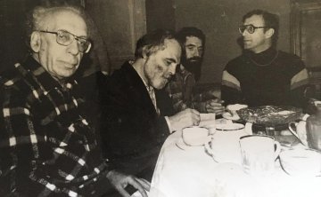 В. Крижевский (крайний справа)