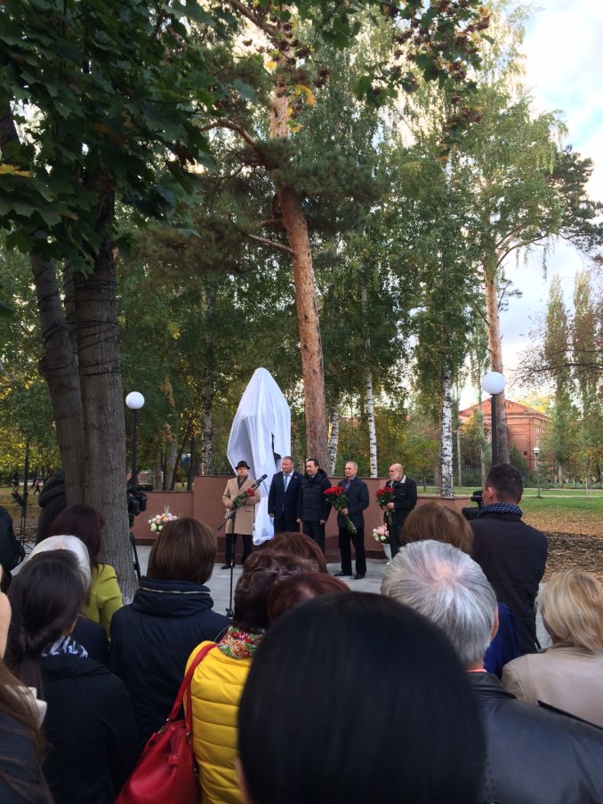 Перед открытием памятника в Скрятинском саду