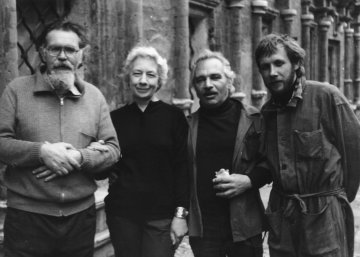 Е.Д. Михайлова с художниками музея